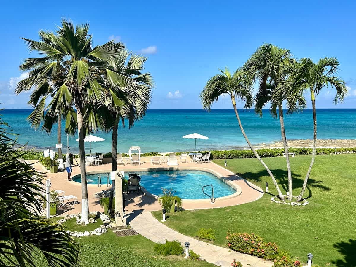 Cocoplum #8 – 2BR Oceanfront Condo on Seven Mile Beach