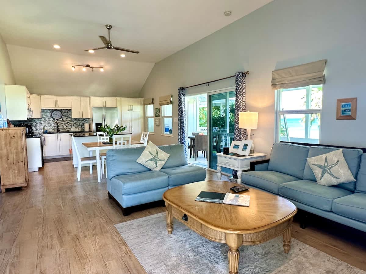Cocoplum #8 – 2BR Oceanfront Condo on Seven Mile Beach 3
