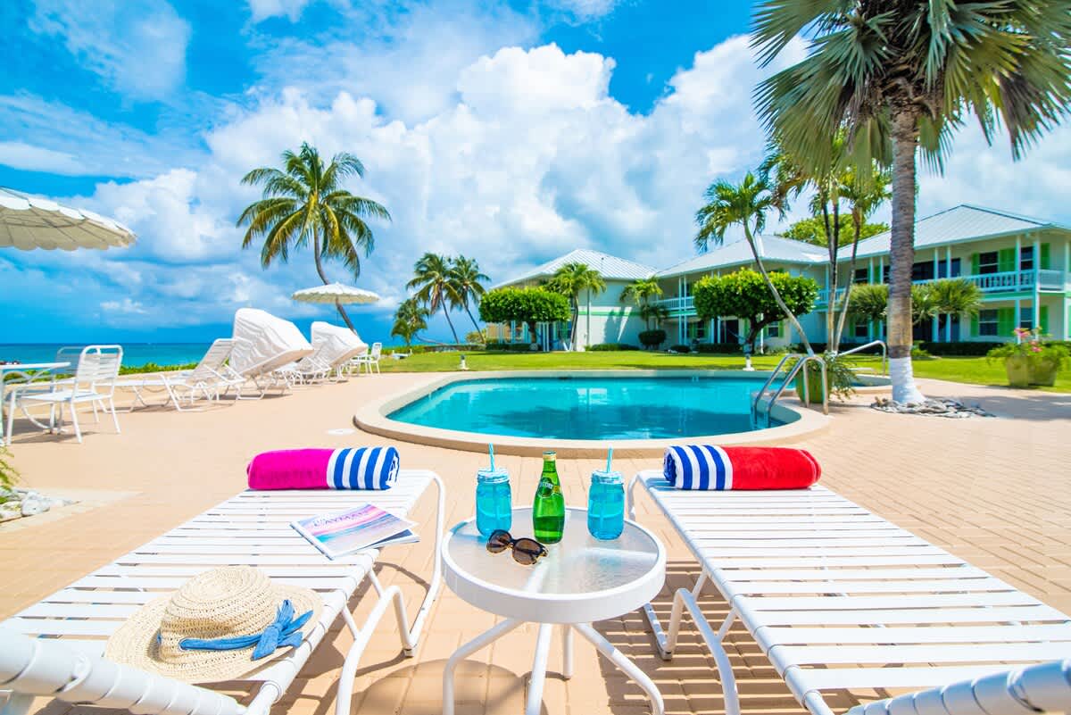 Cocoplum #8 – 2BR Oceanfront Condo on Seven Mile Beach 2