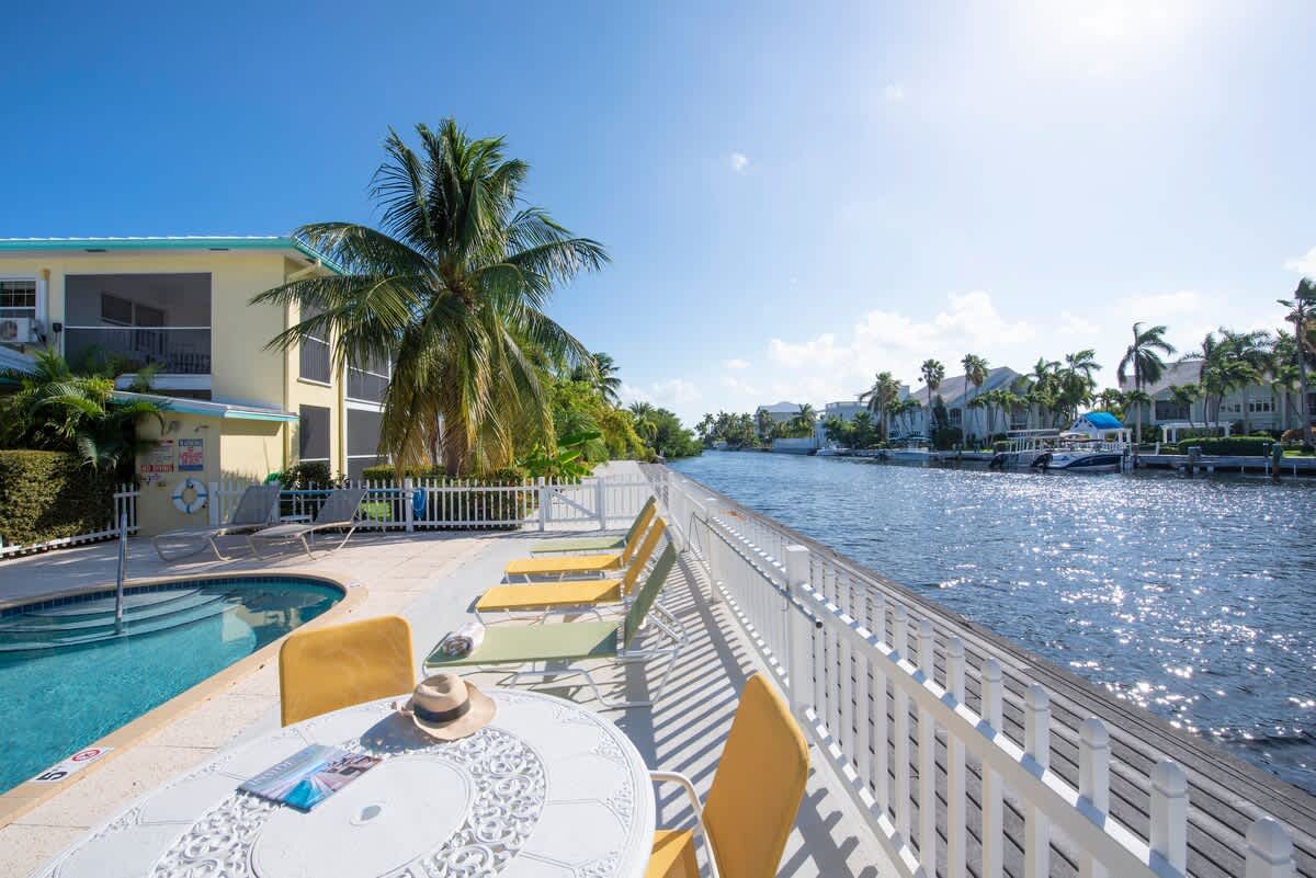Snug Harbour View #5 – 1BR Canal Front Condo by Seven Mile Beach