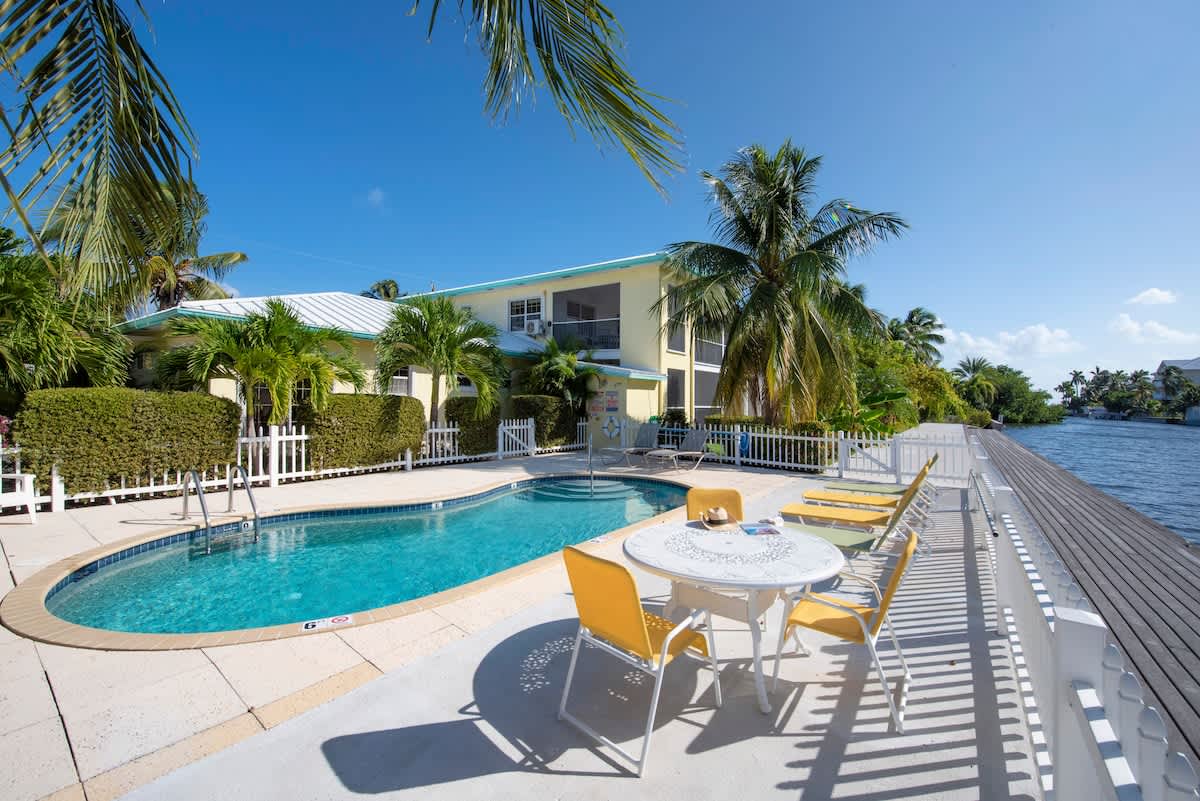 Snug Harbour View #4 – 1BR Canal Front Condo by Seven Mile Beach