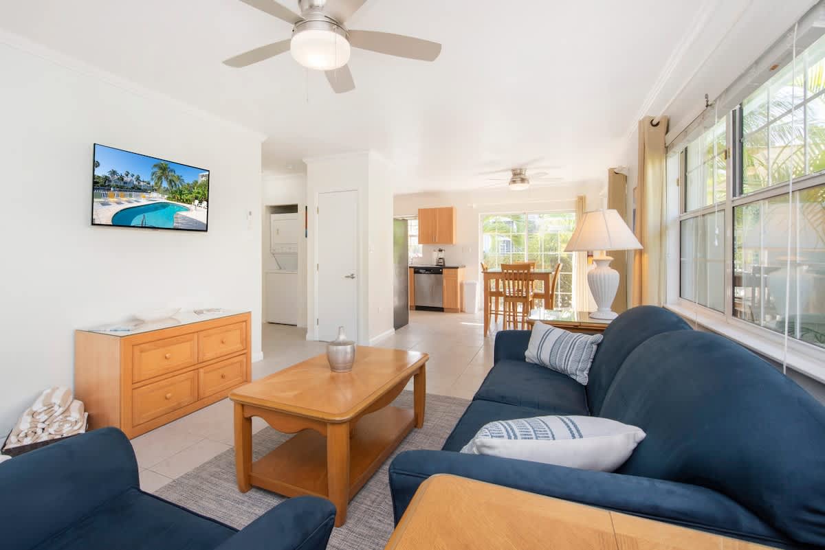 Snug Harbour View #6 – 1BR Canal Front Condo by Seven Mile Beach