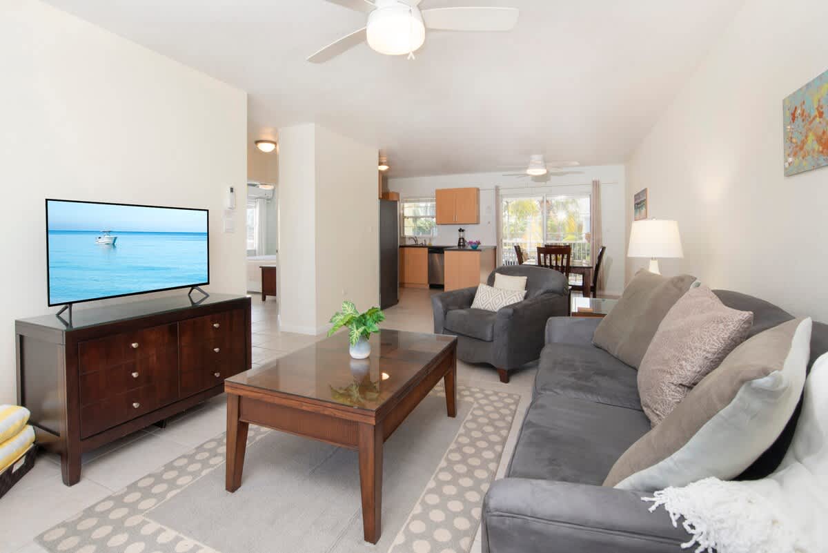 Snug Harbour View #7 – 2BR Canal Front Condo by Seven Mile Beach