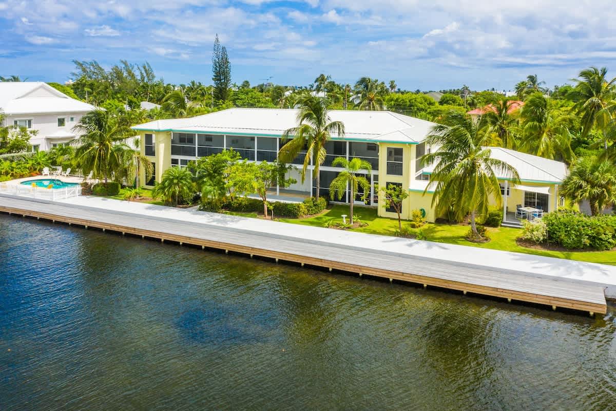 Snug Harbour View #9 – 2BR/2BA Canal Front Condo by Seven Mile Beach