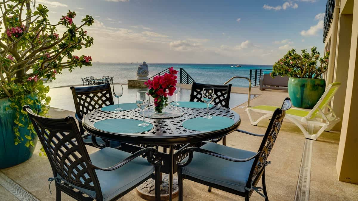 Seven Mile View#2 - 2 BR Oceanfront Condo & Pool
