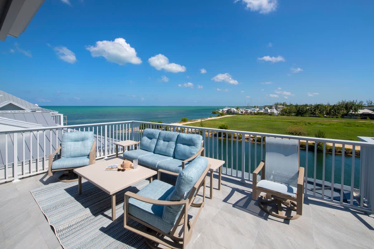 Mahogany Villa 2-A - 4BR Canal Front Villa & Pool 2