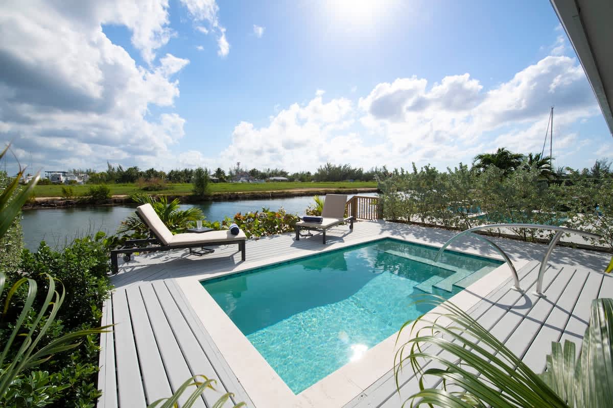Mahogany Villa 2-A - 4BR Canal Front Villa & Pool 3