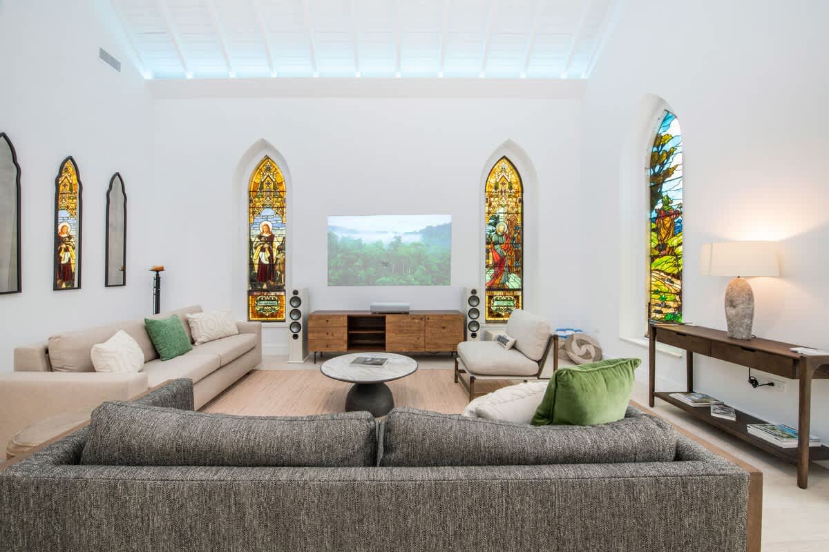 The Mastic Cottage Collection | 7BR Estate on North Side 4