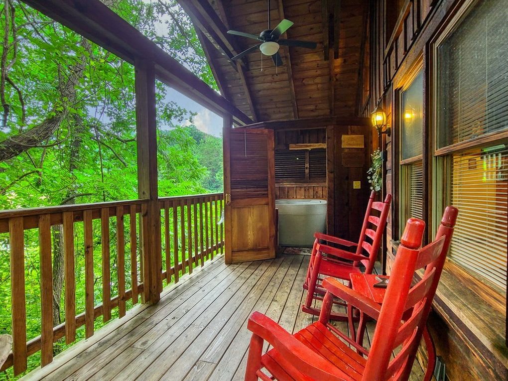 Location! Cute Studio Log Cabin,Hot Tub,Fireplace