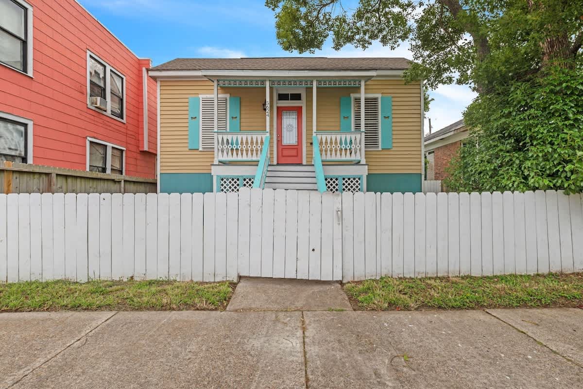 McKensie Cottage- Mid-town- 3 BR- 2 BA — Galveston, TX — vacation rental