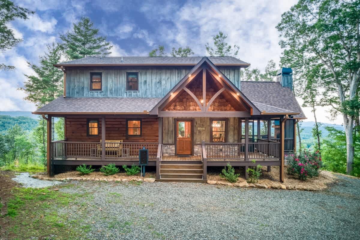 Luxury Hot Tub Mountain View Cabin w/ EV Charger — Blue Ridge, GA — vacation rental