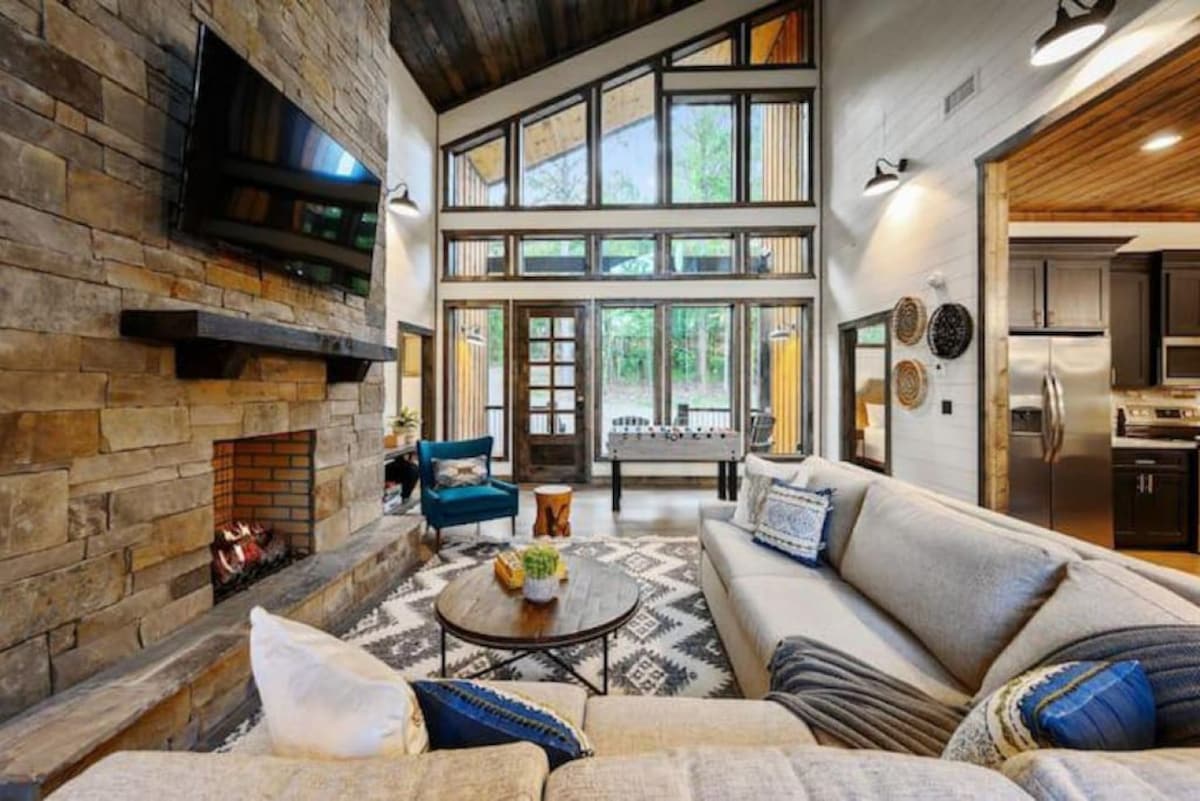 Luxury 4-BR Cabin | Hot Tub & Fire Pit | Near Town — Broken Bow, OK — vacation rental