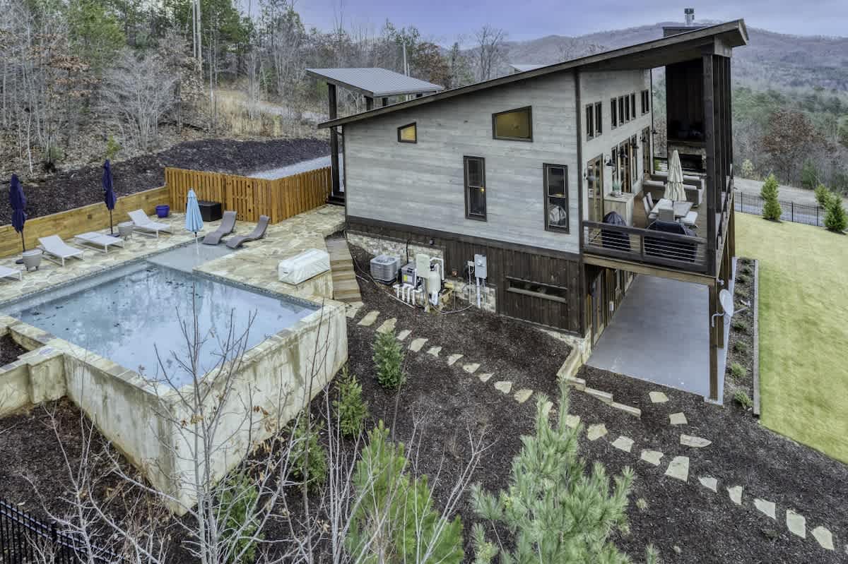  Luxury Blue Ridge Cabin • Pool, Hot Tub, Views — Mineral Bluff, GA — vacation rental