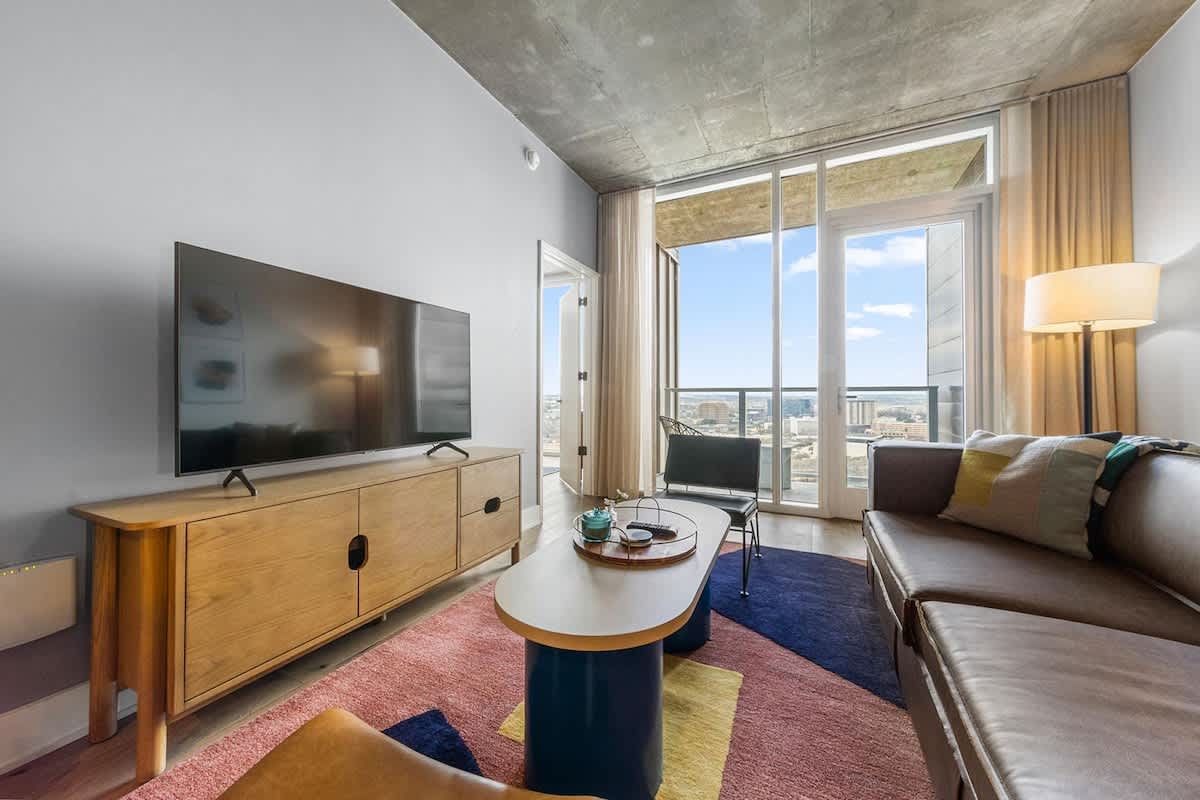  Luxury Rainey High-Rise | Rooftop Pool & Gym — Austin, TX — vacation rental