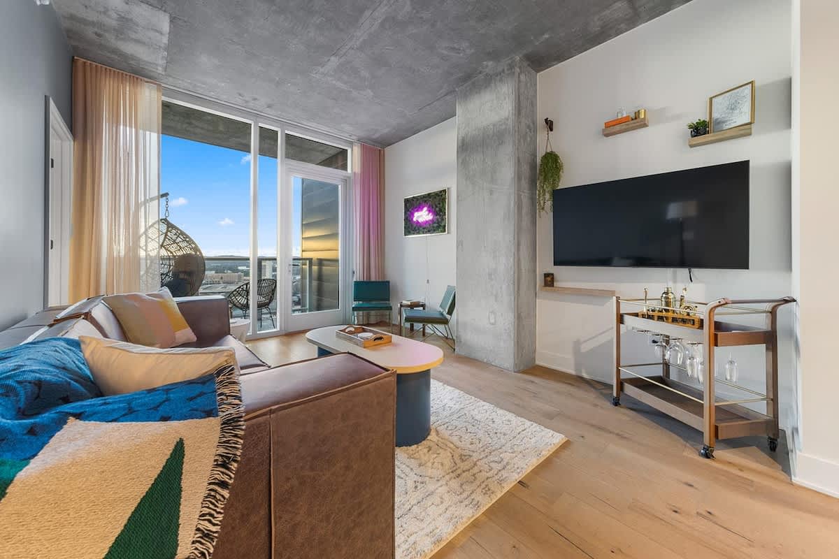  Rainey Luxe Condo w/ Rooftop Pool, Gym & Balcony — Austin, TX — vacation rental