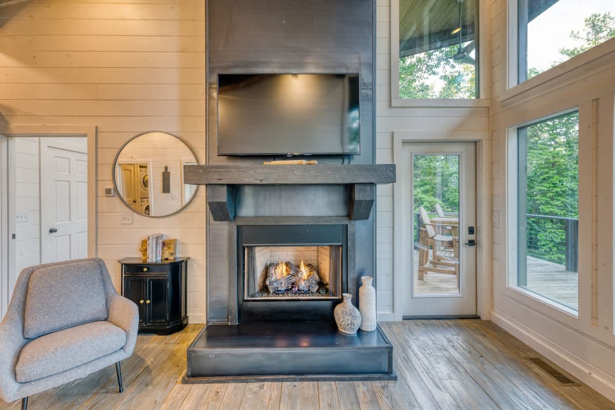 Luxury Cabin w/ Hot Tub & Covered Deck Retreat — Blue Ridge, GA — vacation rental