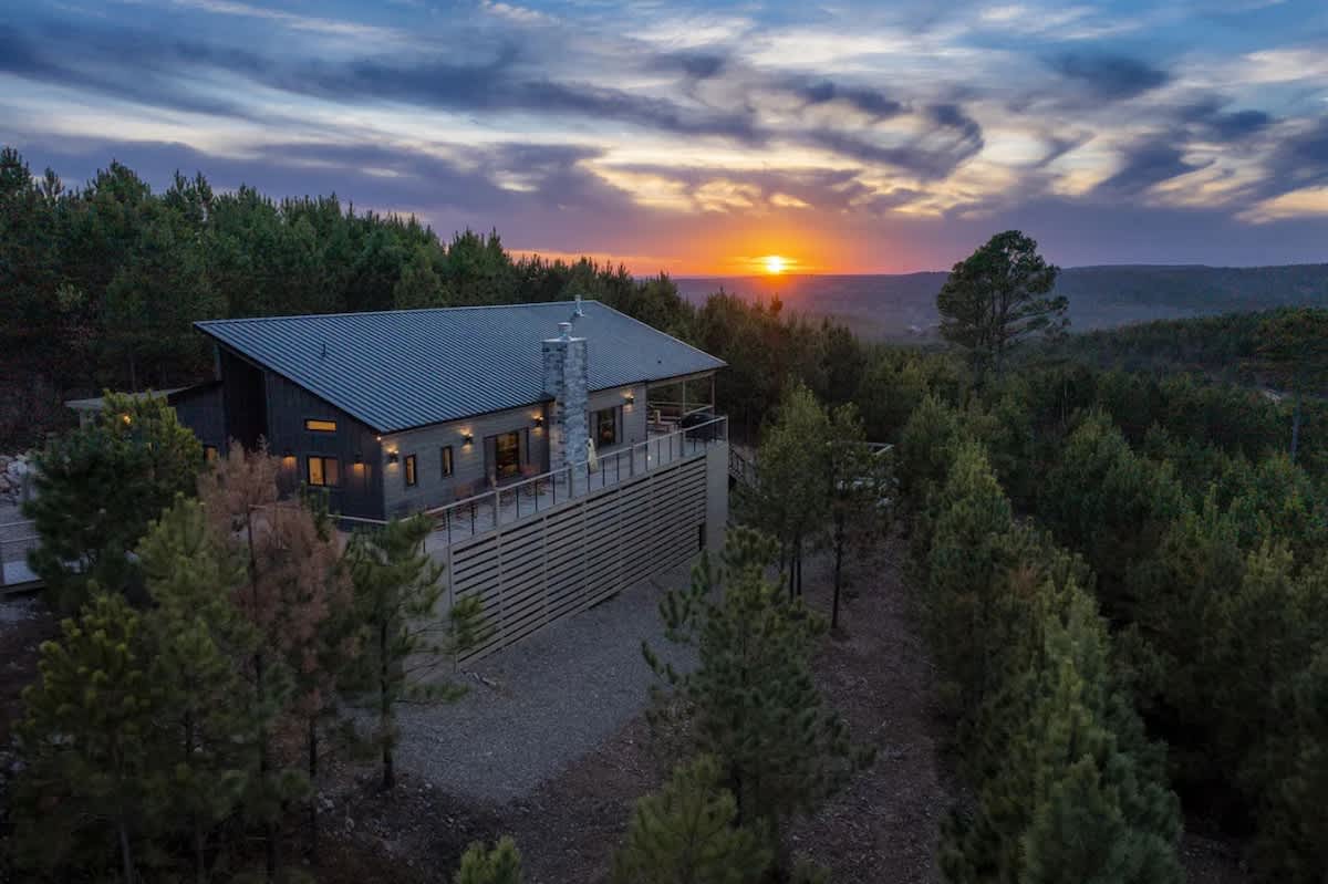 Broken Bow Cabin: Hot Tub, Fire Pit & Mountain Views — Broken Bow, OK — vacation rental