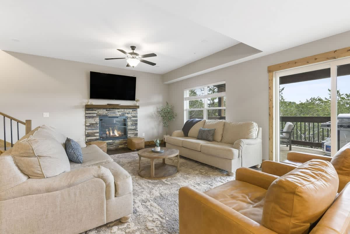 Luxury Lodge Near Lake • Hot Tub, Pools, Firepit & Games — Hollister, MO — vacation rental