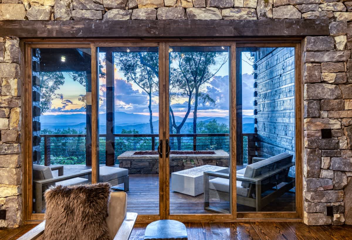  Luxury Cabin w/ Views, Hot Tub & Firepit — Mineral Bluff, GA — vacation rental