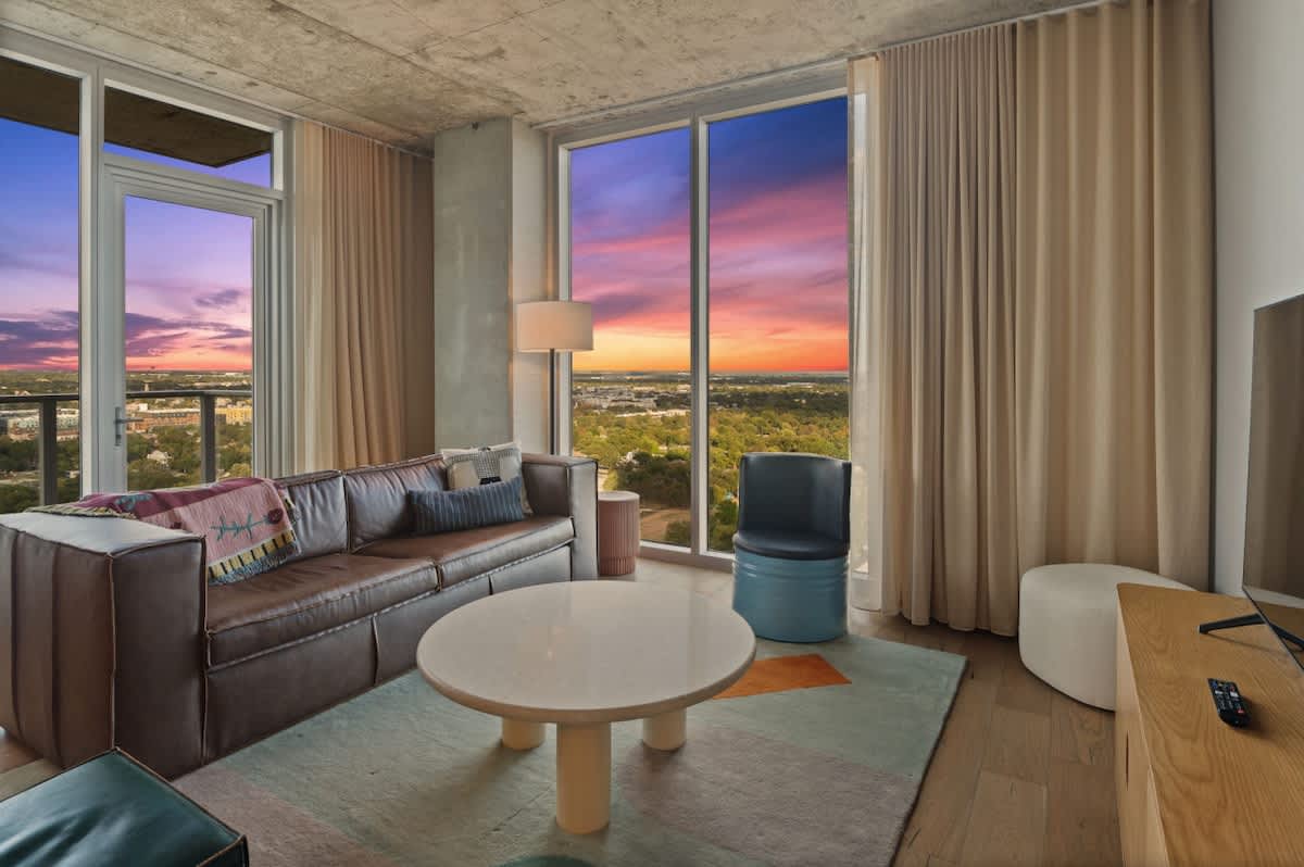 Rainey St 1BR Luxury Condo • Rooftop Pool & Gym — Austin, TX — vacation rental
