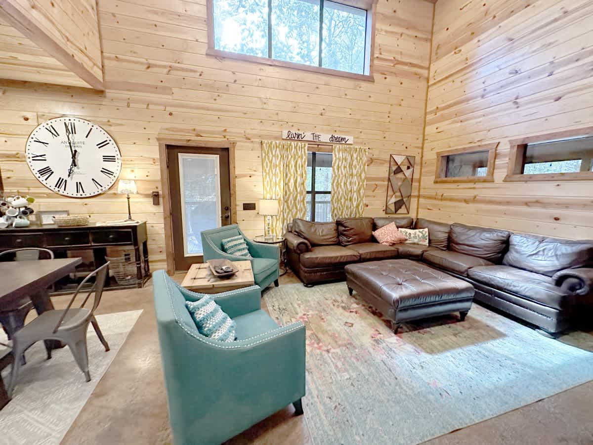 Luxury Rustic Cabin • Hot Tub & Spa • Fire Pit — Broken Bow, OK — vacation rental