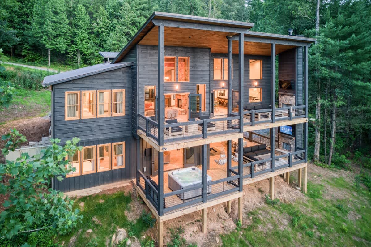  Modern Blue Ridge Cabin • Hot Tub & Ping Pong — Epworth, GA — vacation rental