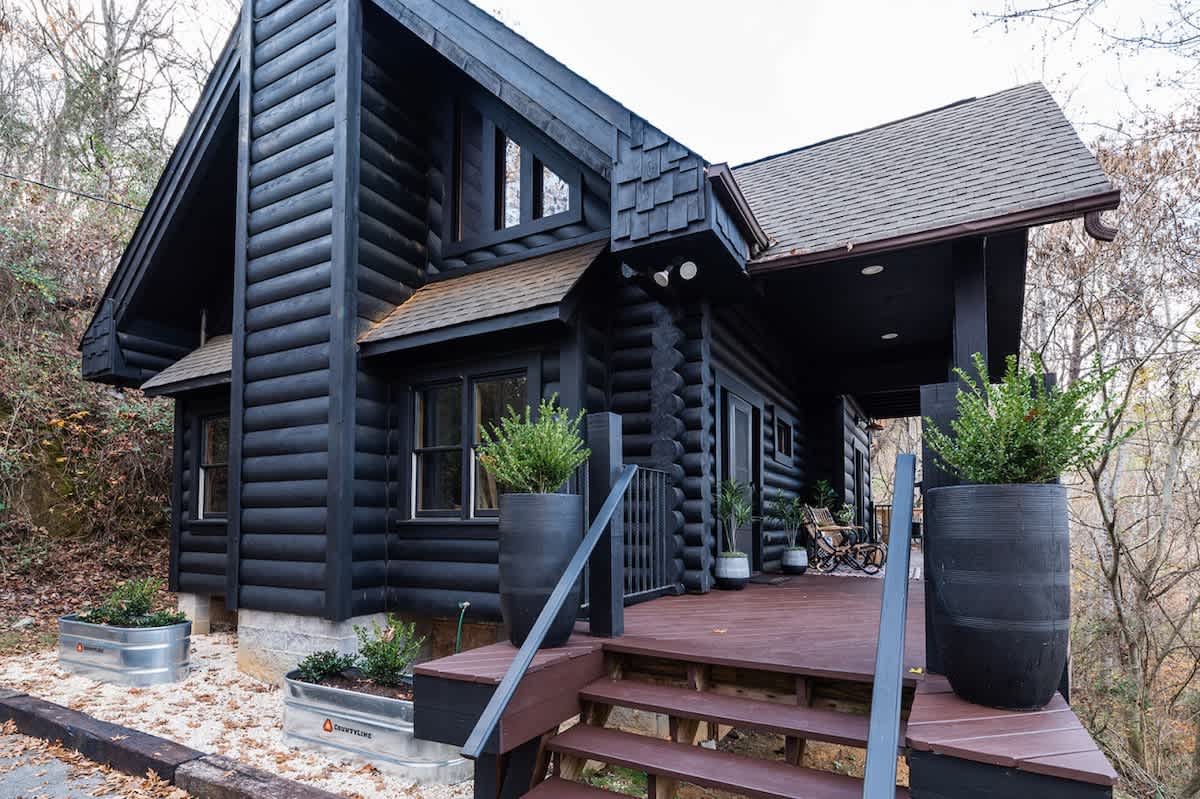 Chic Cabin w/ Fast WiFi & Fire Pit near Fun — Sevierville, TN — vacation rental