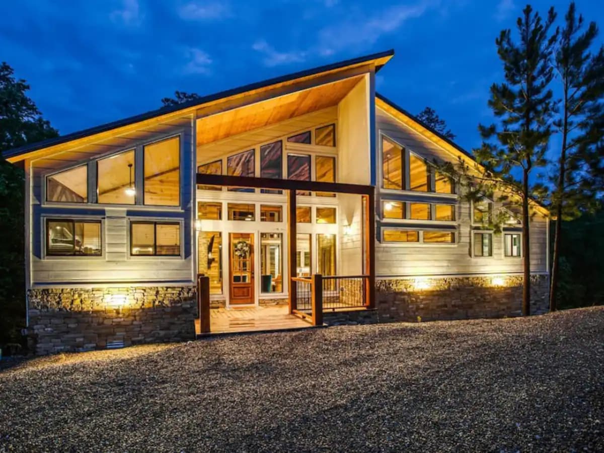 Broken Bow Getaway: Hot Tub, Fire Pit & Games! — Broken Bow, OK — vacation rental