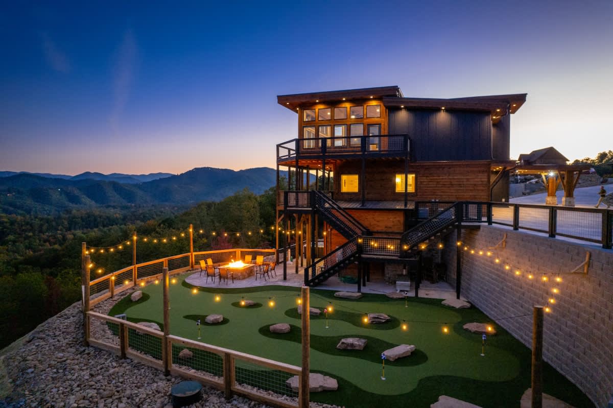 Luxury 5BR Mountain Lodge • Hot Tub & Views — Sevierville, TN — vacation rental
