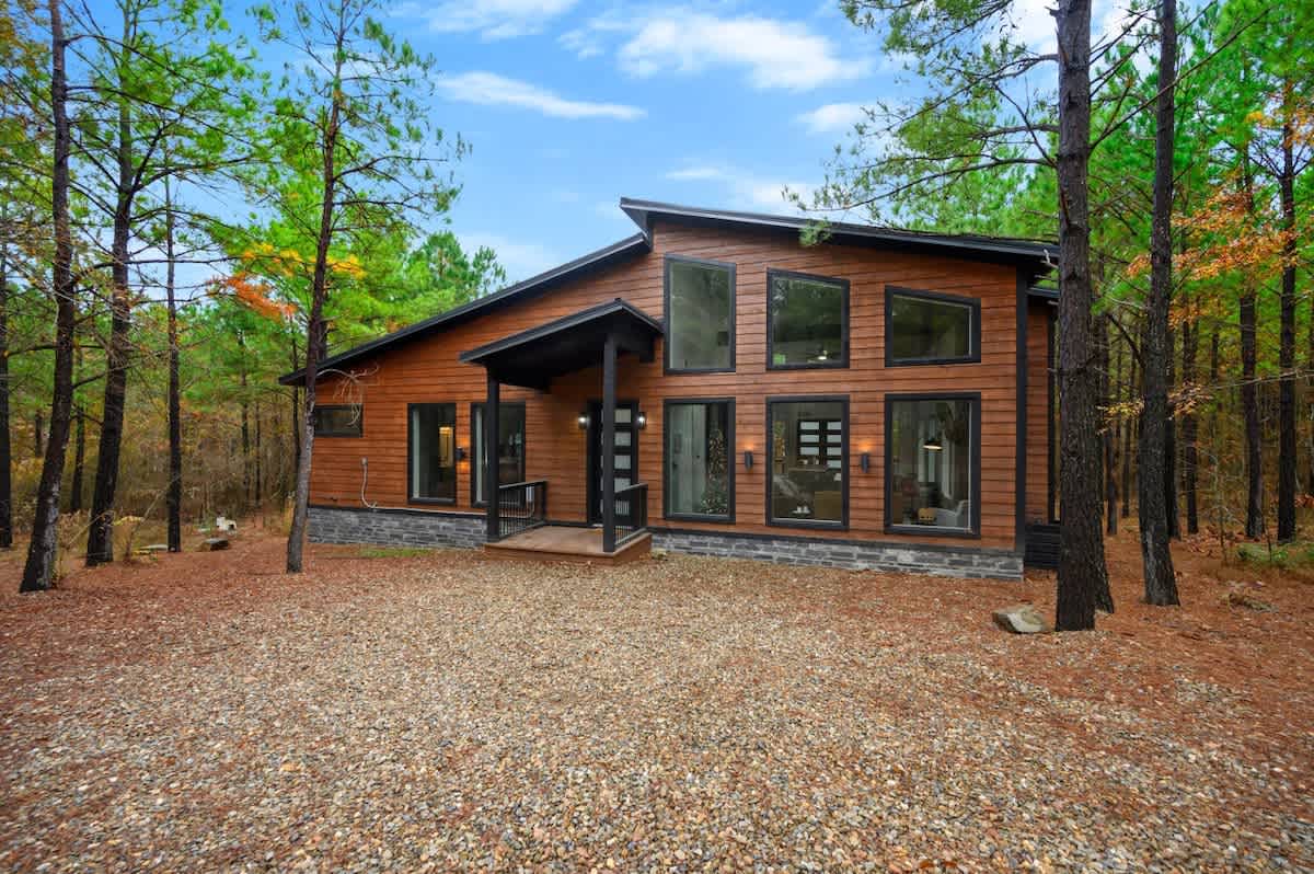 Broken Bow Cabin Getaway: Hot Tub, Fire Pit & EV — Broken Bow, OK — vacation rental