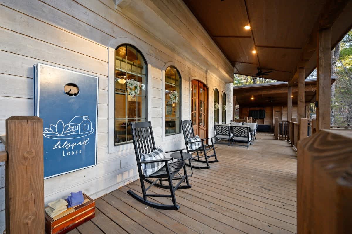  Chic Cottage w/ Hot Tub, Pond & Fire Pit Deck — Broken Bow, OK — vacation rental