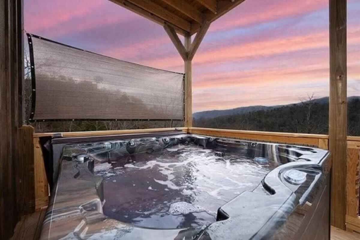 Luxury Indoor Pool • Mountain Views • Hot Tub — Sevierville, TN — vacation rental
