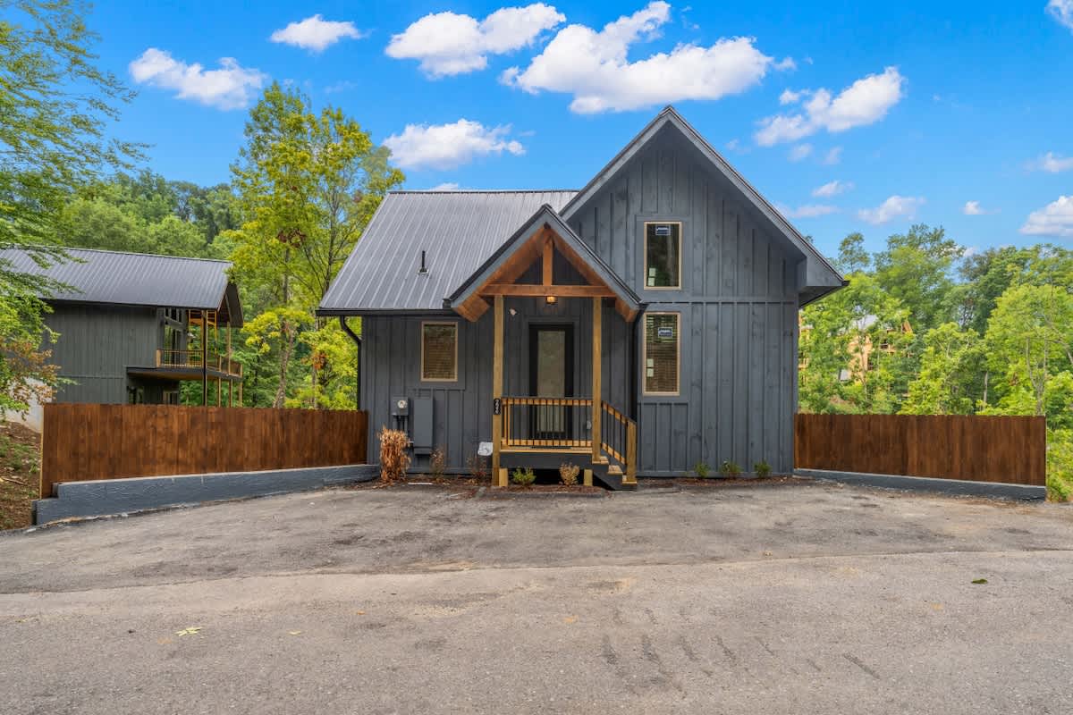 Hot Tub Retreat • Lake Access • Sleeps 8 — Sevierville, TN — vacation rental