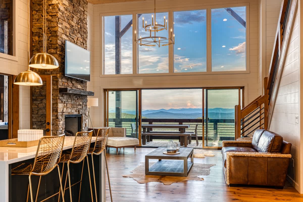 Luxury Mtn Cabin • Hot Tub & Views • Sleeps 14 — Epworth, GA — vacation rental