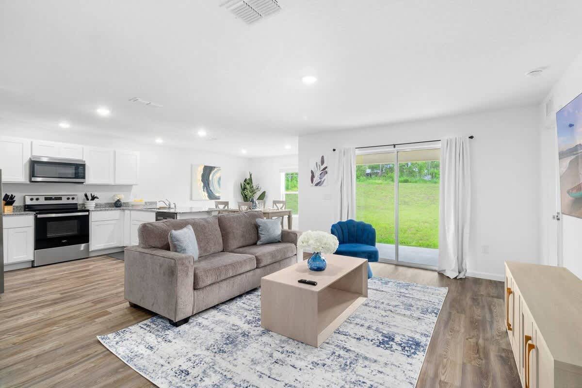 Spacious Layout And Modern Amenities - Serene Retreat - Spring Hill, FL
