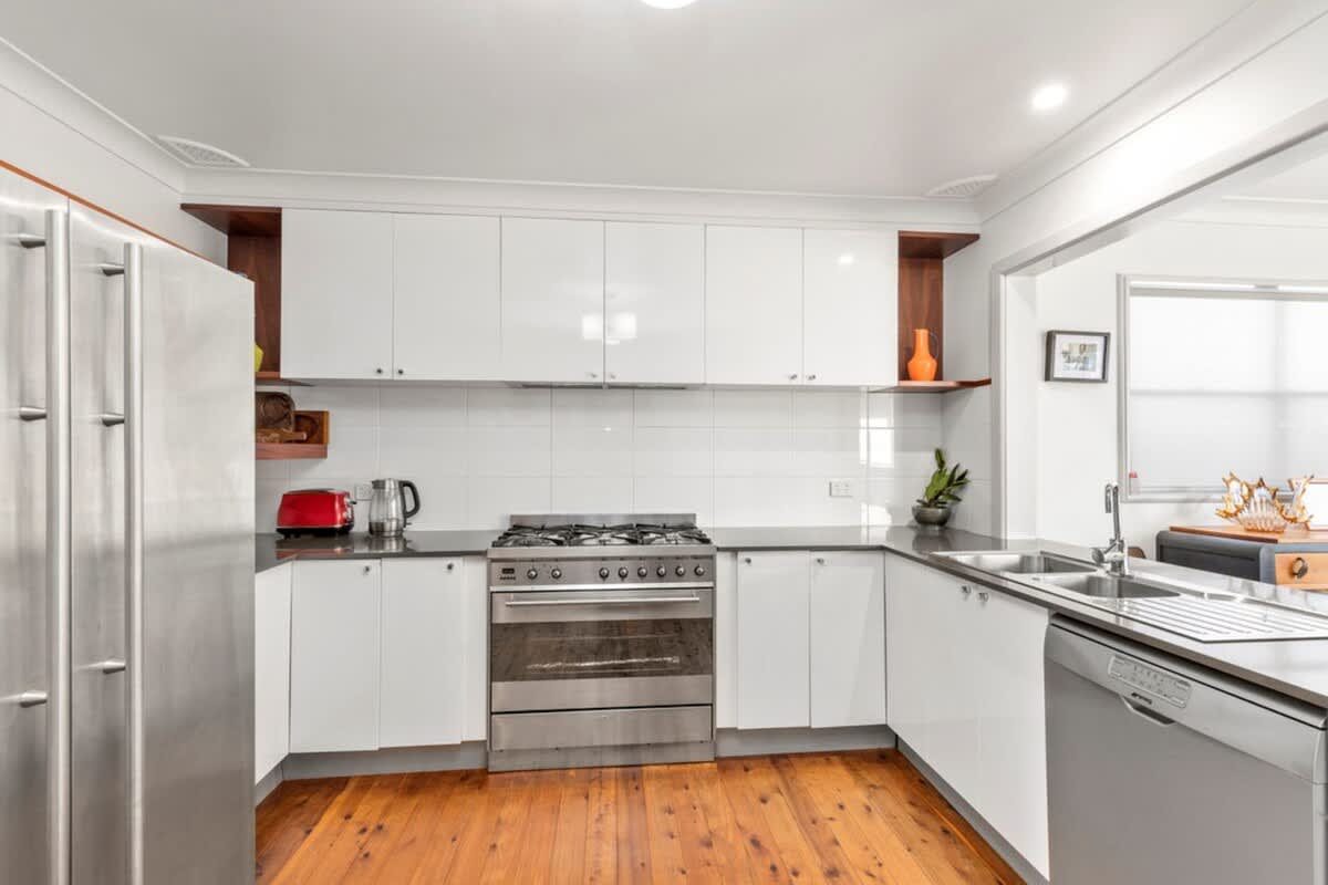 Fully equipped kitchen with coffee pod machine, dishwasher and gas cook top
