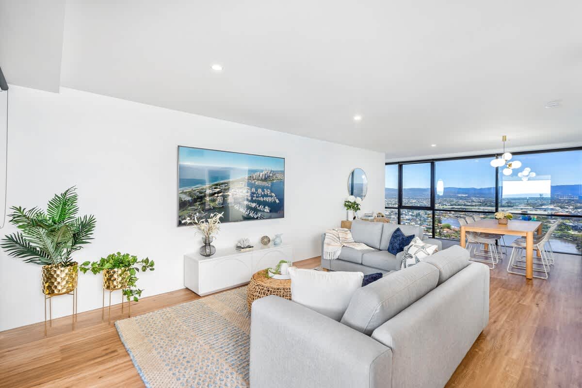 Views in every direction from our bright open plan apartment. 