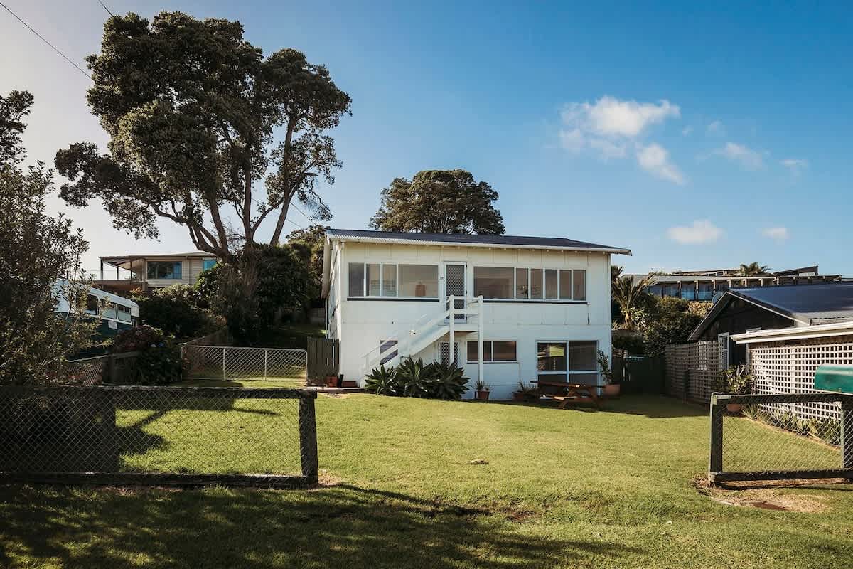Oakura Circle – authentic Kiwi bach villa by the beach