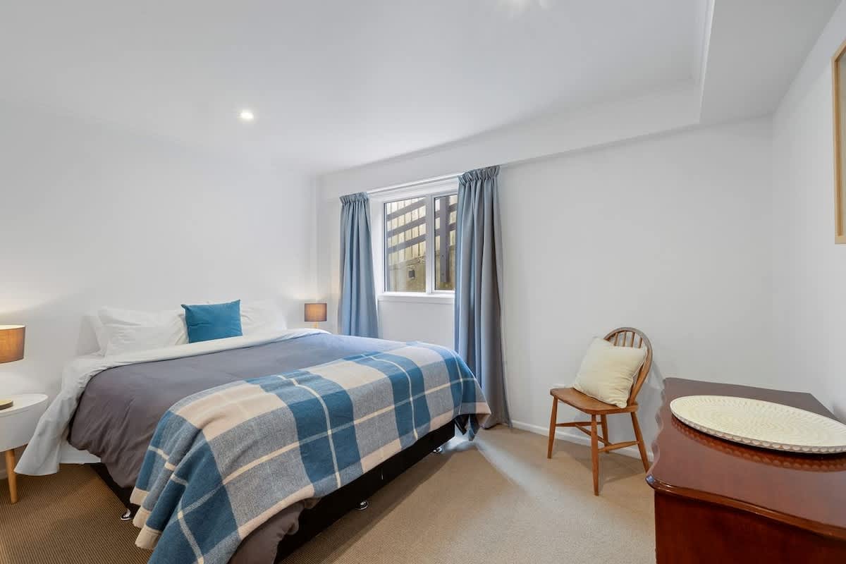 Wow On Wanaka Bay – beachfront living at its best