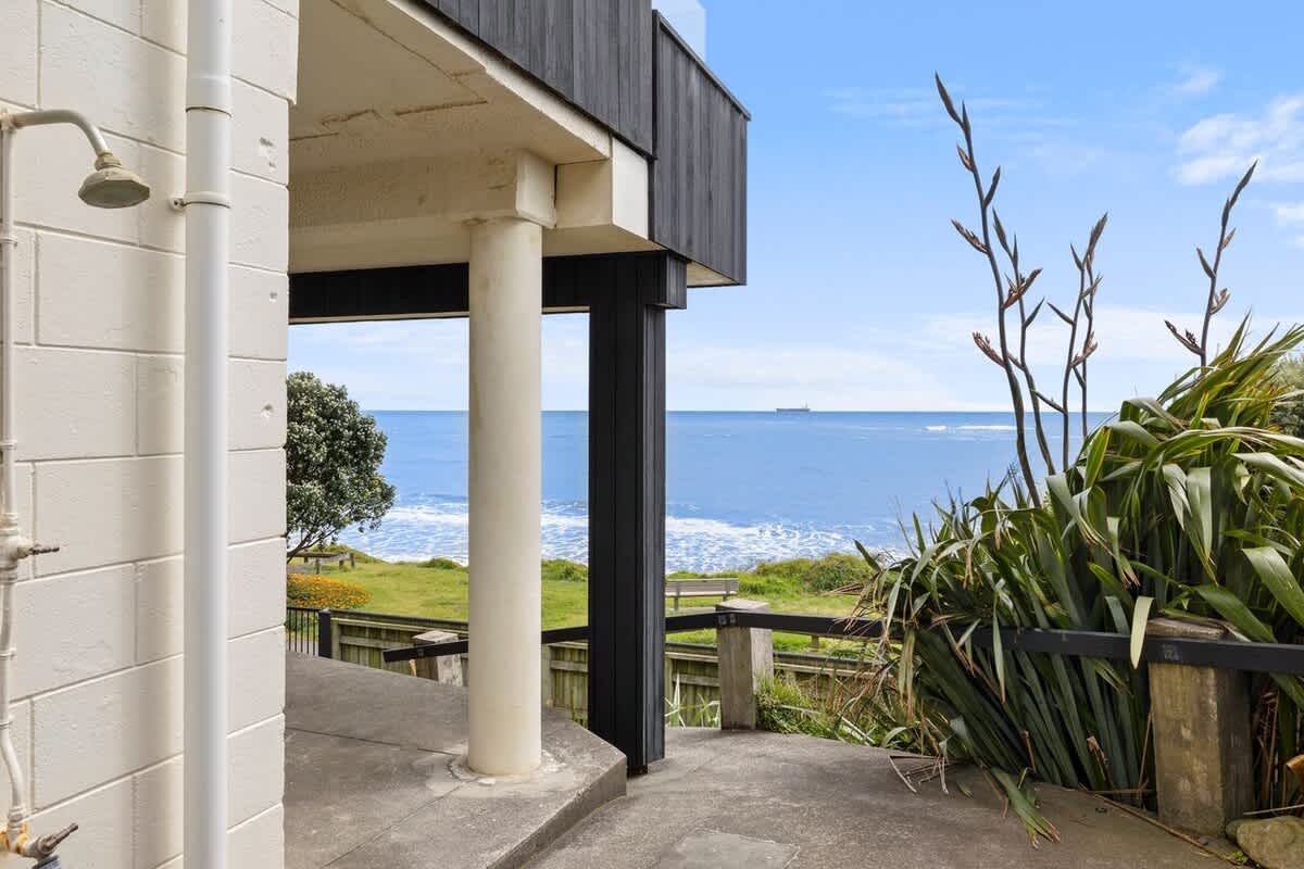 Wow On Wanaka Bay – beachfront living at its best