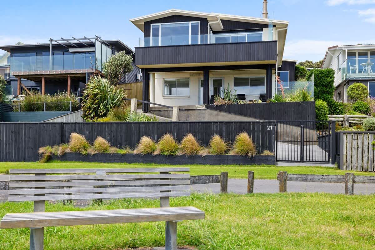 Wow On Wanaka Bay – beachfront living at its best