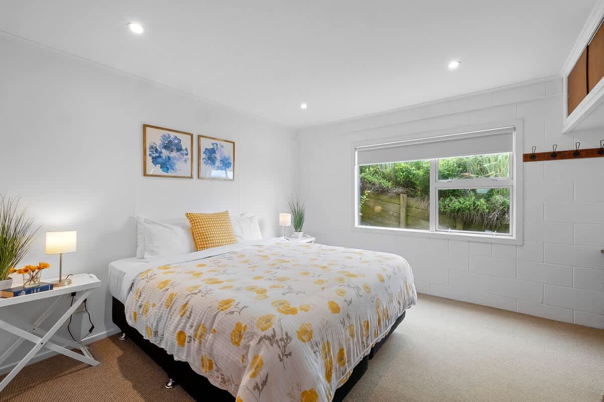 Wow On Wanaka Bay – beachfront living at its best