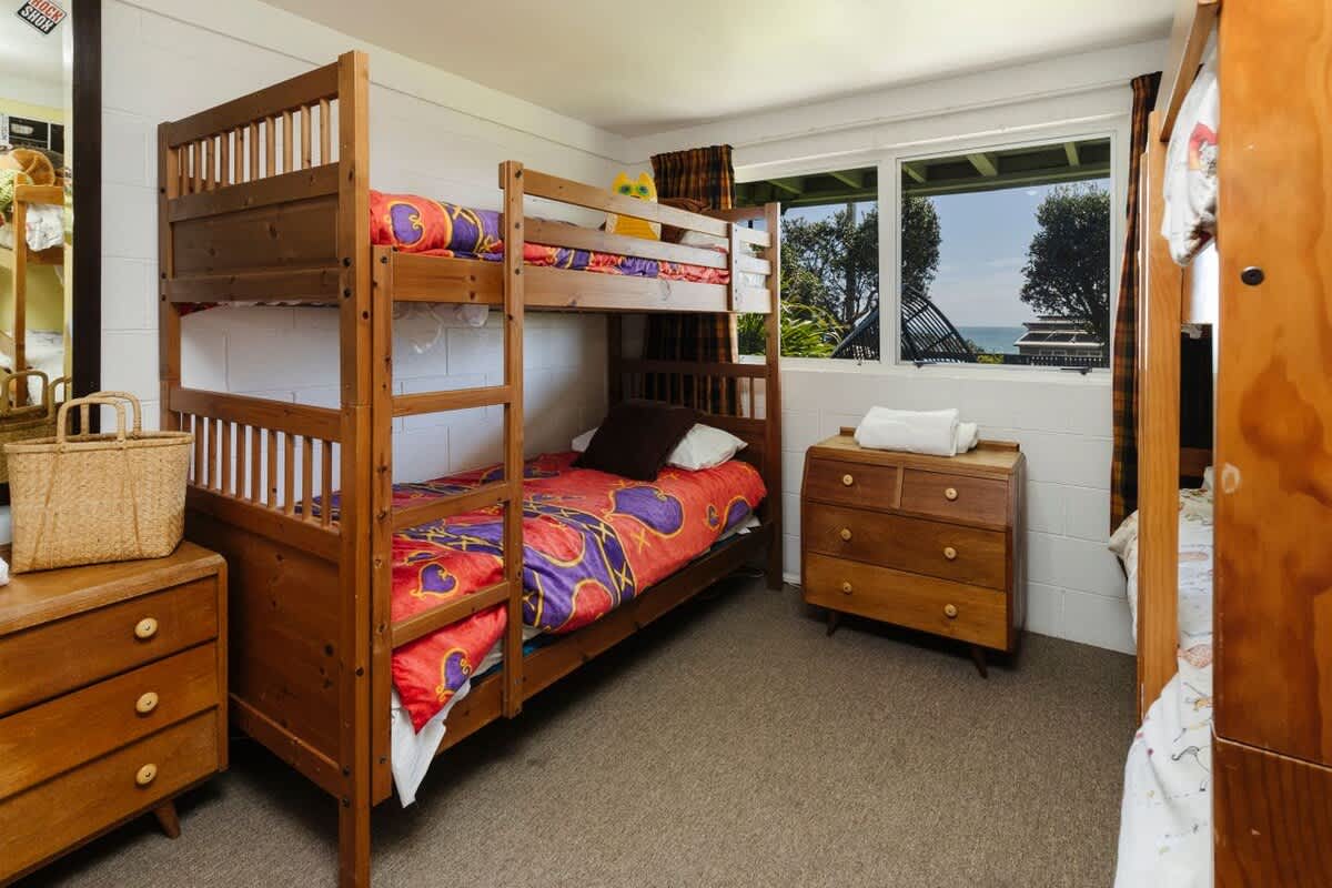 Messenger Magic – classic 5BR Kiwi bach