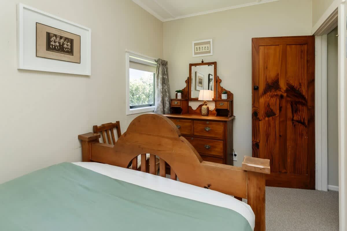 Messenger Magic – classic 5BR Kiwi bach