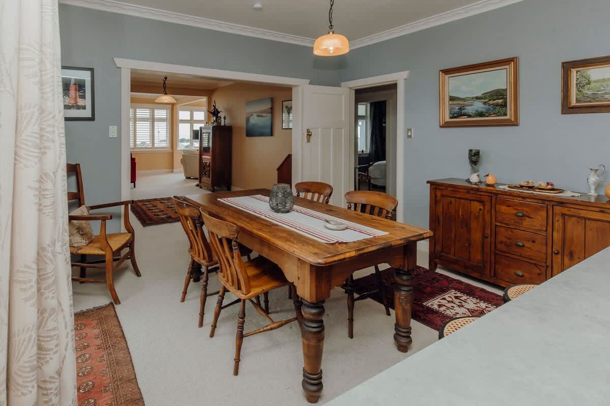 The Lookout Central – artist’s retreat with views