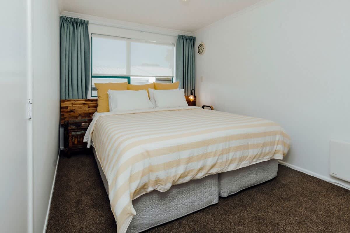 Wanaka Beachouse – stay next to the sand