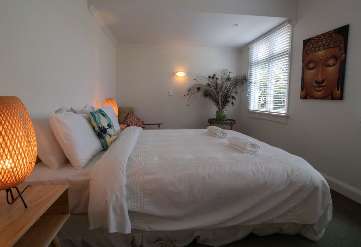 Bungalow Eight – 1930s charm near Pukekura Park