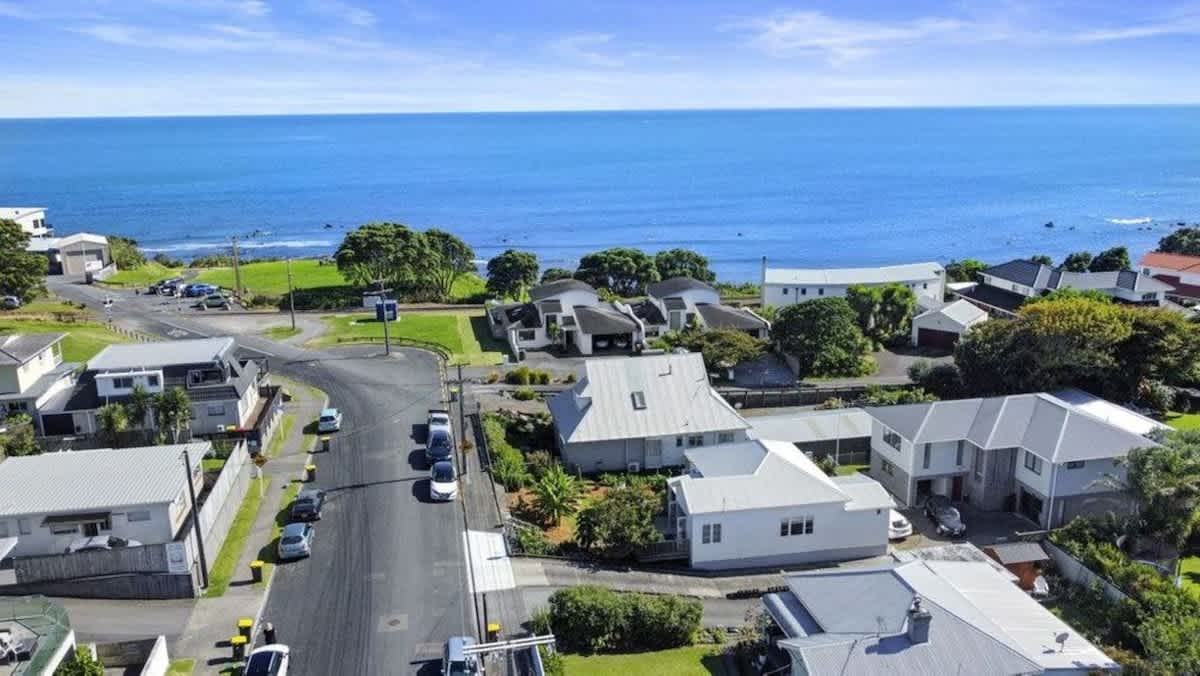 Charming Cottage – with deck & beach access