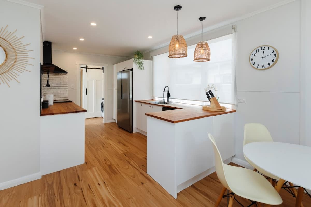 Charming Cottage – with deck & beach access