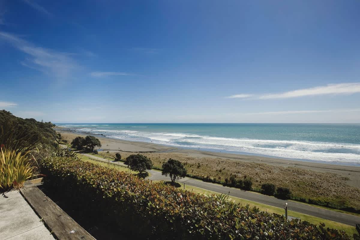 Clifftops – oceanfront retreat in Oakura Beach